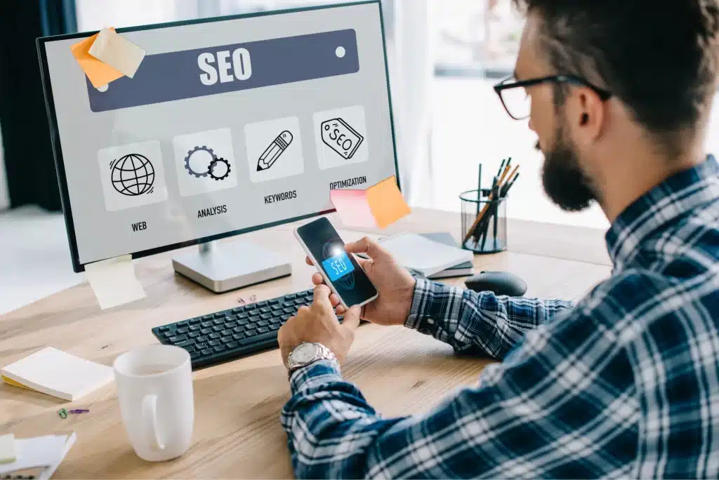 Especialistas analizando datos de SEO para mejorar el ranking de un sitio web